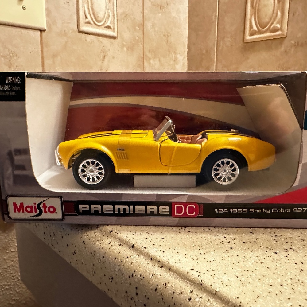 MAISTO PREMIERE DC 1:24 1965 SHELBY COBRA 427